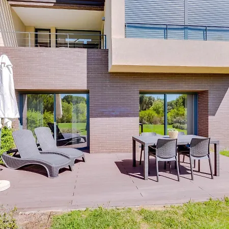 L'orangerie Modern 1bdr Apartment, Ground Floor شقة